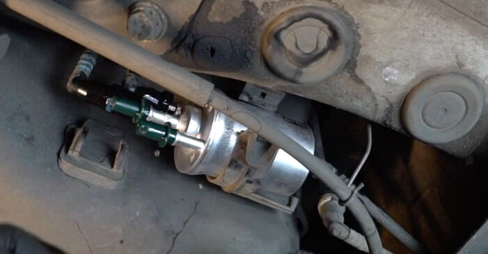 AUDI TT 2013 Filter goriva priročnik za zamenjavo s koraki