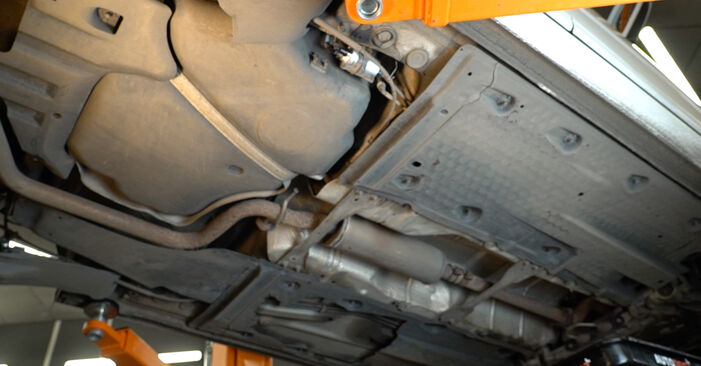 Zamenjajte Filter goriva na Audi A3 Cabrio 2012 2.0 TDI sami