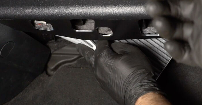 Wie man Innenraumfilter am AUDI TT Coupe (8J3) 2011 wechselt – Laden Sie sich PDF-Wegleitungen und Videoanweisungen herunter