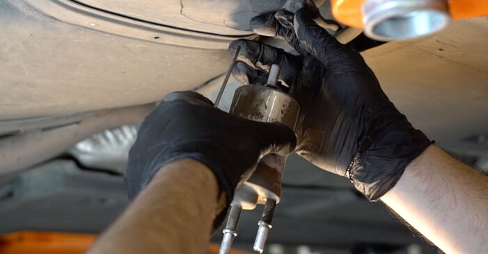 Cómo quitar Filtro de Combustible en un VW POLO 1.2 TDi BlueMotion 2013 - instrucciones online fáciles de seguir