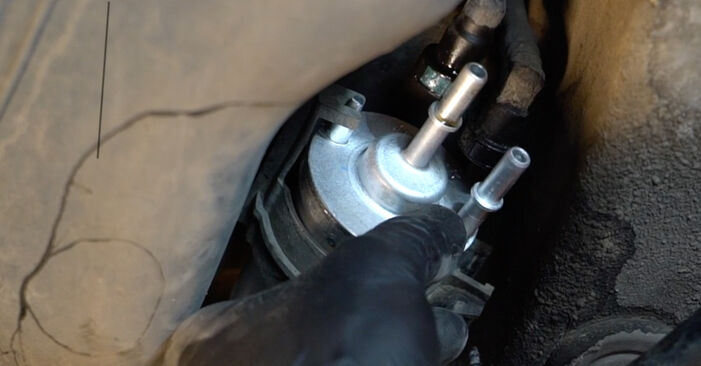 Wie schmierig ist es, selber zu reparieren: Kraftstofffilter beim VW Caddy Alltrack Kombi 2.0 TDI 2021 wechseln – Downloaden Sie sich Bildanleitungen