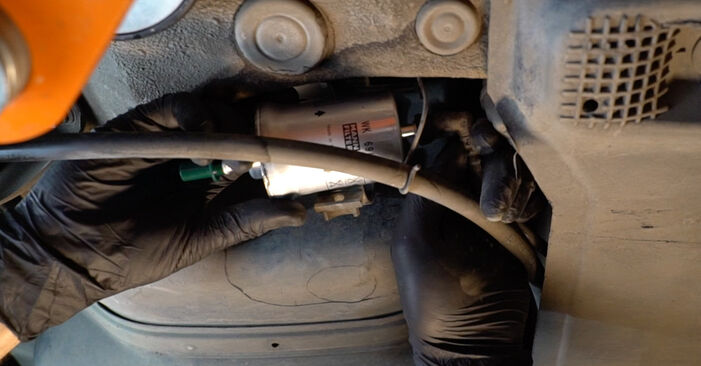 Cómo reemplazar Filtro de Combustible en un VW Polo Hatchback (6R1, 6C1) 2014: descargue manuales en PDF e instrucciones en video