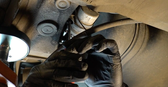 Wechseln Sie Kraftstofffilter beim VW Jetta IV (162, 163, AV3, AV2) 1.4 TSI 2013 selbst aus