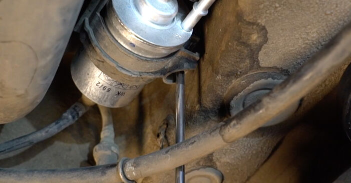 Kraftstofffilter beim VW EOS 3.2 V6 2013 selber erneuern - DIY-Manual