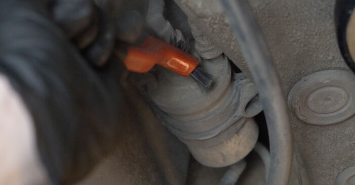 Wie man VW Beetle Cabrio (5C7, 5C8) 1.2 TSI 2012 Kraftstofffilter wechselt - Schritt-für-Schritt-Leitfäden und Video-Tutorials