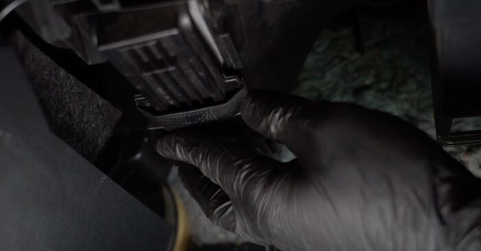 Ako odstrániť VW SAVEIRO 1.6 2013 Kabínový filter - online jednoduché inštrukcie