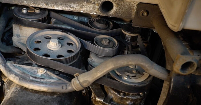 Wie kompliziert ist es, selbst zu reparieren: Keilrippenriemen am Audi A3 Cabrio 2.0 TFSI 2008 ersetzen – Laden Sie sich illustrierte Wegleitungen herunter