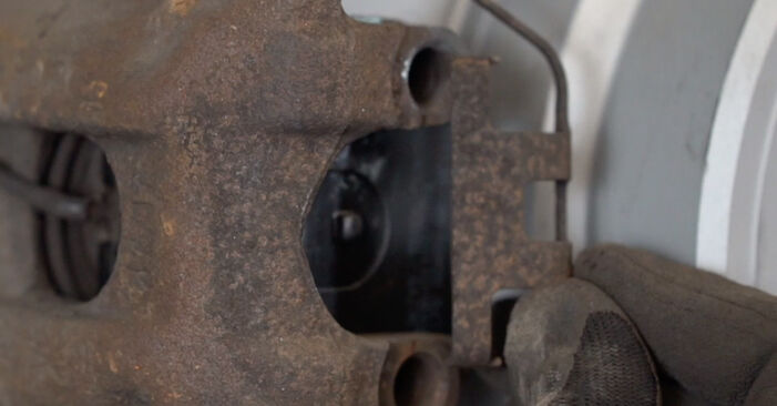 Wie kompliziert ist es, selbst zu reparieren: Bremsbeläge am BMW Z4 e85 2.5 si 2009 ersetzen – Laden Sie sich illustrierte Wegleitungen herunter