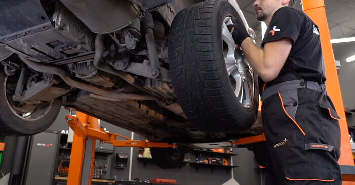 Wie kompliziert ist es, selbst zu reparieren: Bremsbeläge am BMW E86 M 3.2 2008 ersetzen – Laden Sie sich illustrierte Wegleitungen herunter
