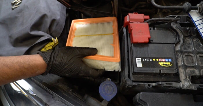 Wie schmierig ist es, selber zu reparieren: Luftfilter beim Ford Transit Courier Kombi 1.0 EcoBoost 2020 wechseln – Downloaden Sie sich Bildanleitungen