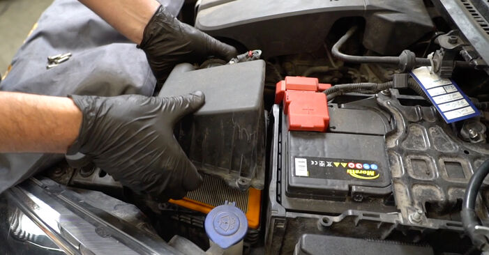 Wie man FORD Fiesta Mk6 Kastenwagen 1.4 TDCi 2010 Luftfilter wechselt - Schritt-für-Schritt-Leitfäden und Video-Tutorials