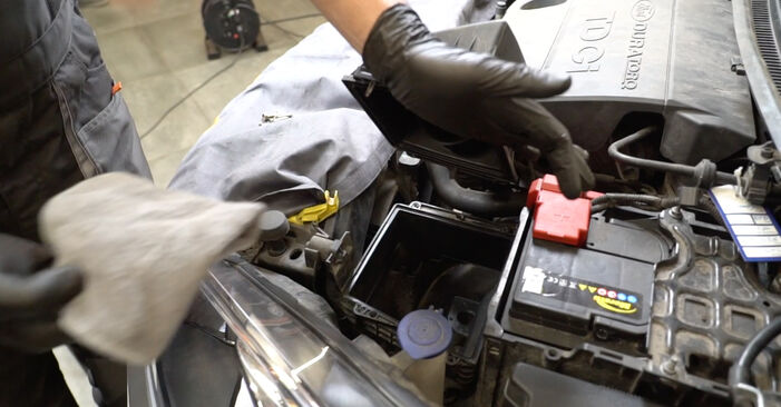 Wie man Luftfilter am FORD Fiesta Mk6 Kastenwagen 2014 wechselt – Laden Sie sich PDF-Wegleitungen und Videoanweisungen herunter