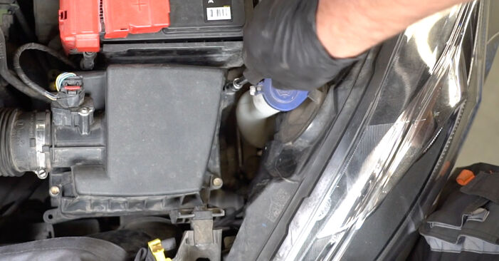 Hvordan skifte Luftfilter på Ford Fiesta Mk6 Sedan 2010 – gratis PDF- og videoveiledninger
