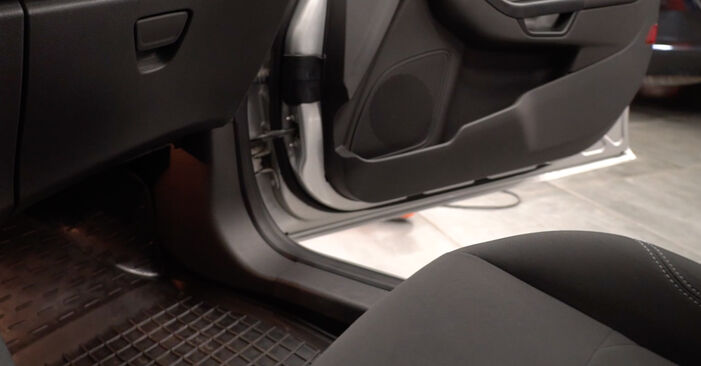 Wymiana Filtr powietrza kabinowy Ford Transit Courier Kombi 1.5 TDCi 2014 - darmowe instrukcje PDF i wideo
