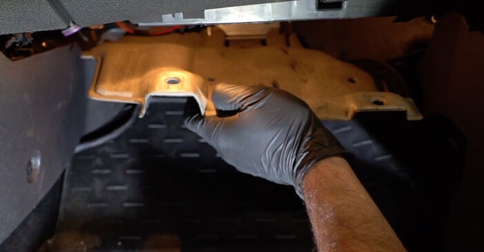 Schrittweise Anleitung zum eigenhändigen Ersatz von Ford B-Max JK 2012 1.4 LPG Innenraumfilter