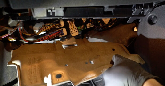 Ford B-Max JK 1.6 TDCi 2014 Innenraumfilter wechseln: Kostenfreie Reparaturwegleitungen