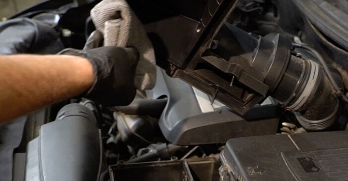 Jak wymienić Filtr powietrza w SKODA Superb II Hatchback (3T4) 1.6 TDI 2013: pobierz instrukcje PDF i instrukcje wideo
