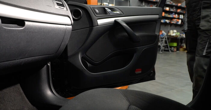 SKODA Octavia II Hatchback (1Z3) 2.0 FSI Filtr klimatyzacji wymiana: przewodniki online i samouczki wideo