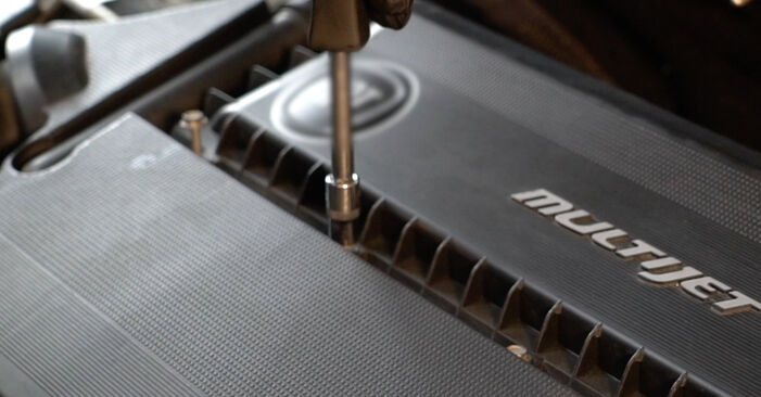 Wymiana Filtr powietrza Fiat 500 L 1.3 D Multijet (199LXY1A, 199LXY11) 2012 - darmowe instrukcje PDF i wideo
