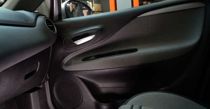 Zalecenia krok po kroku dotyczące samodzielnej wymiany Fiat Punto Evo 2021 1.4 Natural Power Filtr powietrza kabinowy