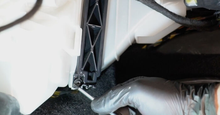 Wie man FIAT LINEA 1.3 D Multijet 2011 Innenraumfilter wechselt – Leicht verständliche Wegleitungen online
