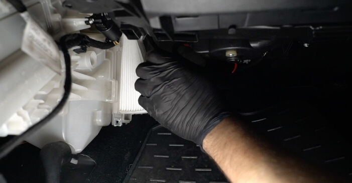 2014 Fiat Fiorino 3 1.2 Flex Filtr powietrza kabinowy instrukcja wymiany krok po kroku