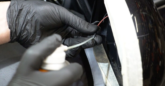 Wie schmierig ist es, selber zu reparieren: Spiegelglas beim Opel Corsa D Van 1.2 (L08) 2012 wechseln – Downloaden Sie sich Bildanleitungen