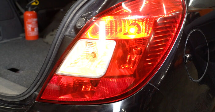 Pakāpeniski ieteikumi patstāvīgai Opel Corsa D Van 2010 1.4 (L08) Aizmugurējais lukturis nomaiņai
