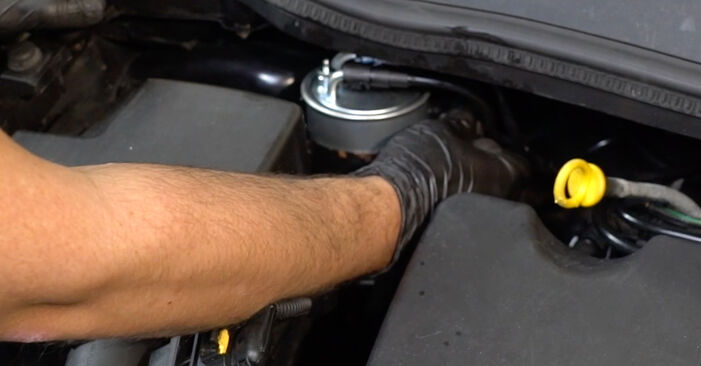 Come cambiare Filtro combustibile gasolio e benzina su OPEL Corsa E Hatchback (X15) 2015 - suggerimenti e consigli