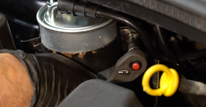 Kā nomainīt Degvielas filtrs Opel Corsa E x15 2014 - bezmaksas PDF un video rokasgrāmatas
