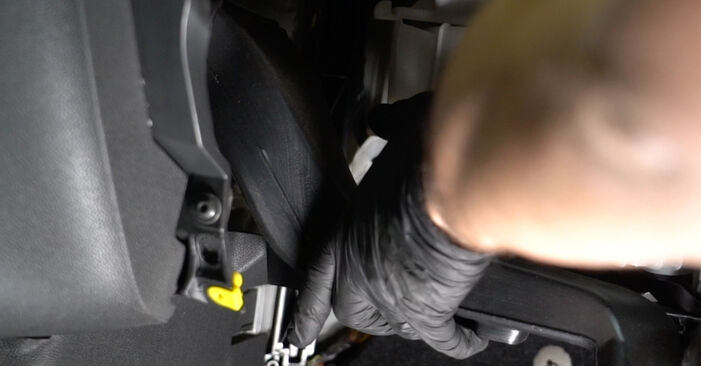 Come cambiare Filtro Antipolline su Opel Combo D Van 2012 - manuali PDF e video gratuiti