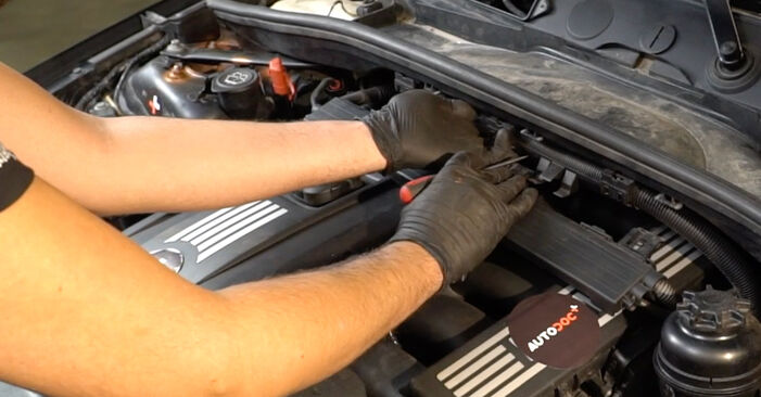 Cómo reemplazar Bobina de Encendido en un BMW X6 (E71, E72) 2012: descargue manuales en PDF e instrucciones en video