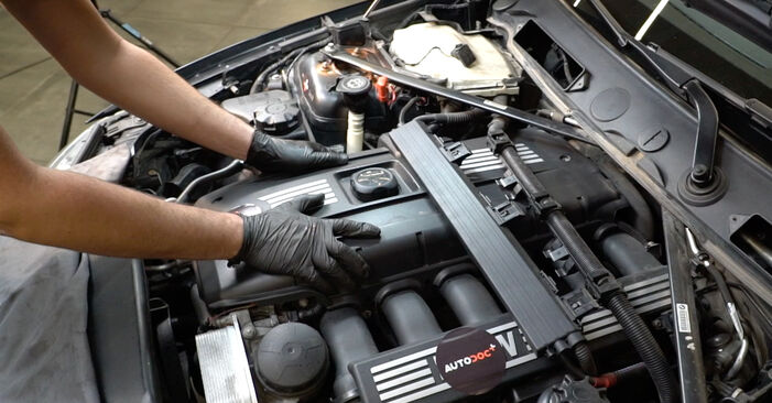 Cómo cambiar Bobina de Encendido en un BMW F12 2011 - Manuales en PDF y en video gratuitos