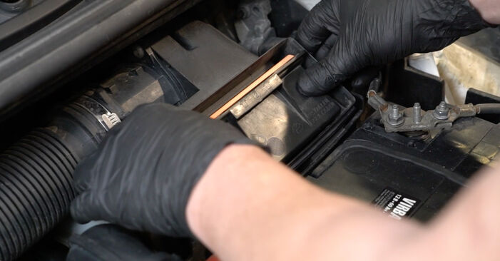 Wie schmierig ist es, selber zu reparieren: Luftfilter beim Renault Clio 3 Grandtour 1.2 16V 2014 wechseln – Downloaden Sie sich Bildanleitungen