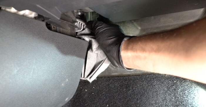 Samodzielna wymiana Filtr powietrza kabinowy w RENAULT Wind Cabrio 1.6 2013