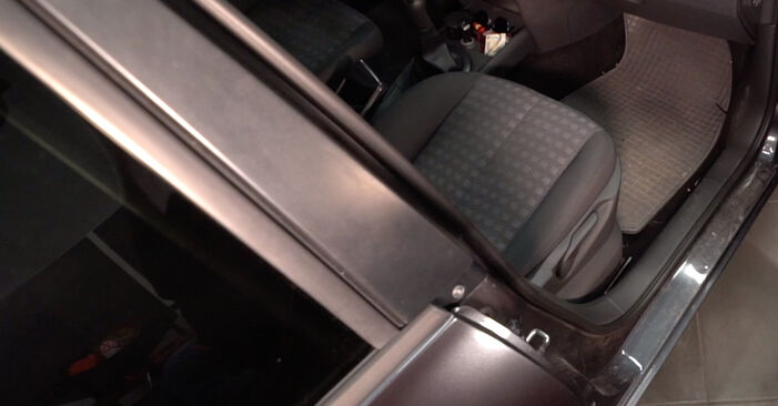 Wymiana Filtr powietrza kabinowy Renault Clio 3 Grandtour 1.5 dCi (KR0F) 2008 - darmowe instrukcje PDF i wideo