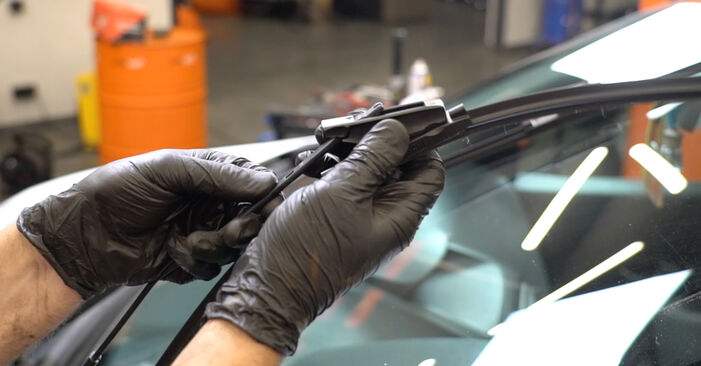 How to remove RENAULT MEGANE 1.5 dCi 2012 Wiper Blades - online easy-to-follow instructions