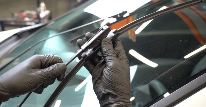 How to replace Wiper Blades on RENAULT MEGANE III Coupe (DZ0/1_) 2013: download PDF manuals and video instructions