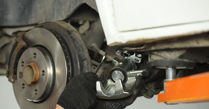 Cambio Pinzas de Freno en NISSAN CHERRY II Hatchback (N10) 1.5 1980 ya no es un problema con nuestro tutorial paso a paso