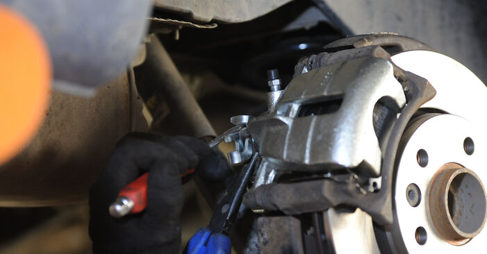 Cambie Pinzas de Freno en un NISSAN CHERRY II Hatchback (N10) 1.4 i.e. 1981 usted mismo