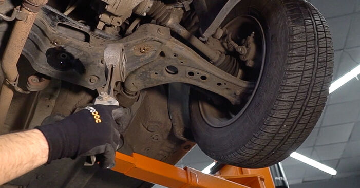 Cómo reemplazar Taco de Motor en un SKODA ROOMSTER (5J) 2011: descargue manuales en PDF e instrucciones en video