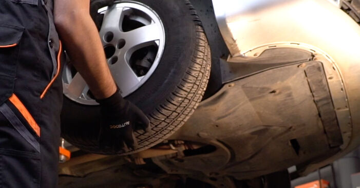 Wie schmierig ist es, selber zu reparieren: Bremsscheiben beim Skoda Fabia 6y Limousine 1.4 16V 2005 wechseln – Downloaden Sie sich Bildanleitungen