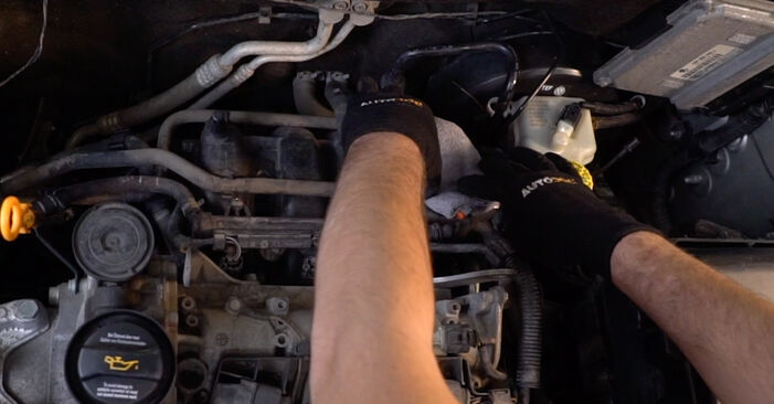 Cómo reemplazar Bujía de Encendido en un SKODA Rapid Hatchback (NH3) 1.6 TDI 2013 - manuales paso a paso y guías en video
