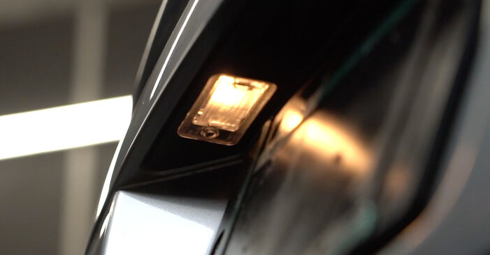 Πόσο δύσκολο είναι να το κάνετε μόνος σας: Φωτισμός πινακίδας κυκλοφορίας αντικατάσταση σε AUDI A3 - κατεβάστε τον εικονογραφημένο οδηγό
