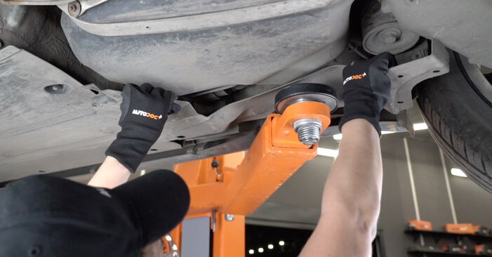 Πώς να αντικαταστήσετε AUDI R8 Φίλτρο καυσίμων - εγχειρίδια βήμα προς βήμα και οδηγοί βίντεο