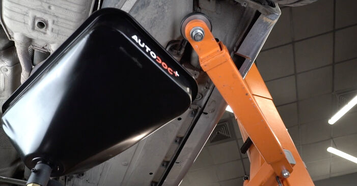 Sustitución de Filtro de Combustible en un AUDI R8 Spyder 4.2 FSI quattro 2012: manuales de taller gratuitos