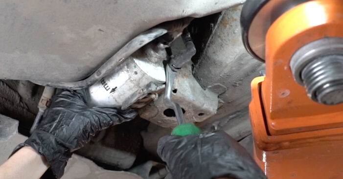 Wie schmierig ist es, selber zu reparieren: Kraftstofffilter beim Audi R8 42 4.2 FSI quattro 2013 wechseln – Downloaden Sie sich Bildanleitungen