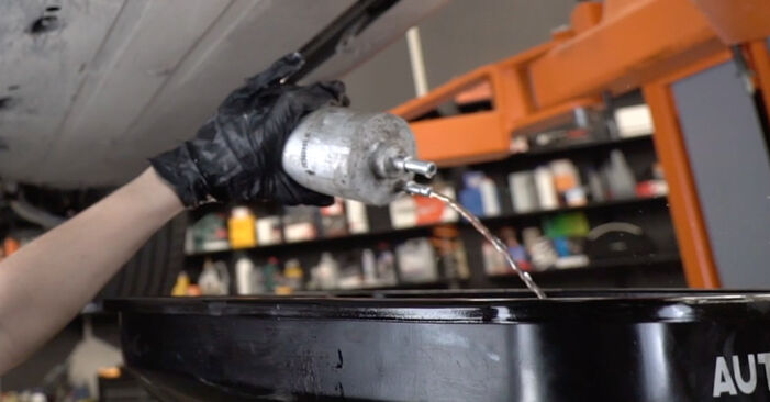 Kraftstofffilter beim AUDI R8 5.2 FSI quattro 2014 selber erneuern - DIY-Manual