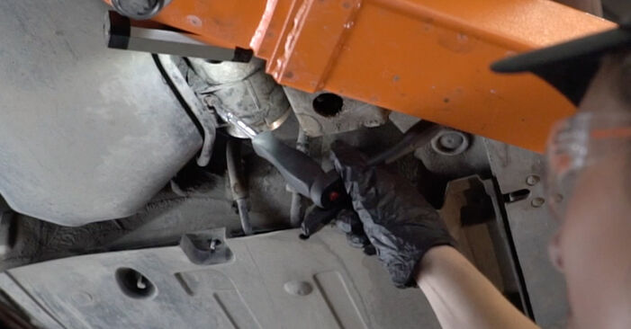 Wie man Kraftstofffilter am AUDI R8 Coupe (422, 423) 2012 wechselt – Laden Sie sich PDF-Wegleitungen und Videoanweisungen herunter