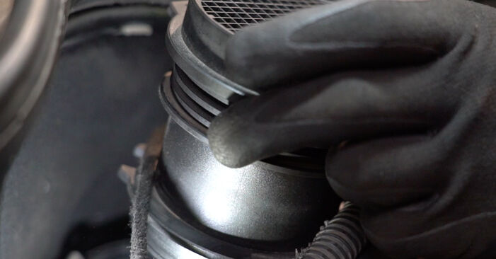 Tauschen Sie Luftmassenmesser beim Mercedes A209 2005 CLK 200 1.8 Kompressor (209.442) selber aus